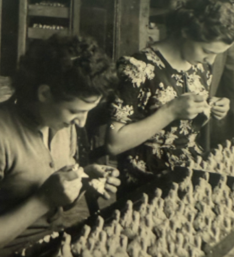 Giovani ragazze che decorano dolcetti nella Bulgari Agostino